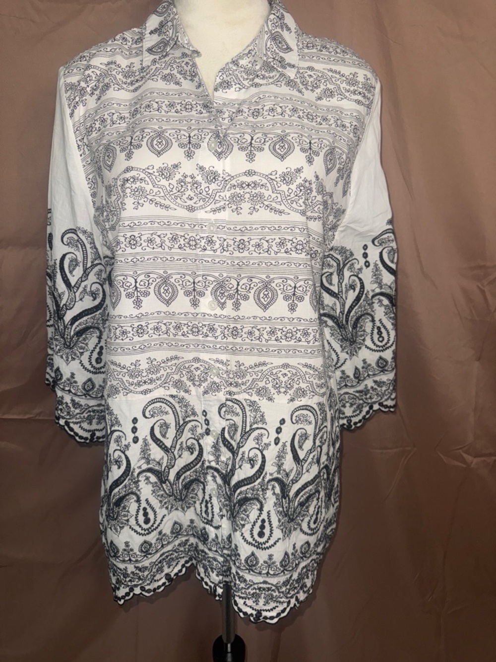 NWOT Chico's 2 (US SIZE 12/14) White Tunic Top with Black Paisley Print